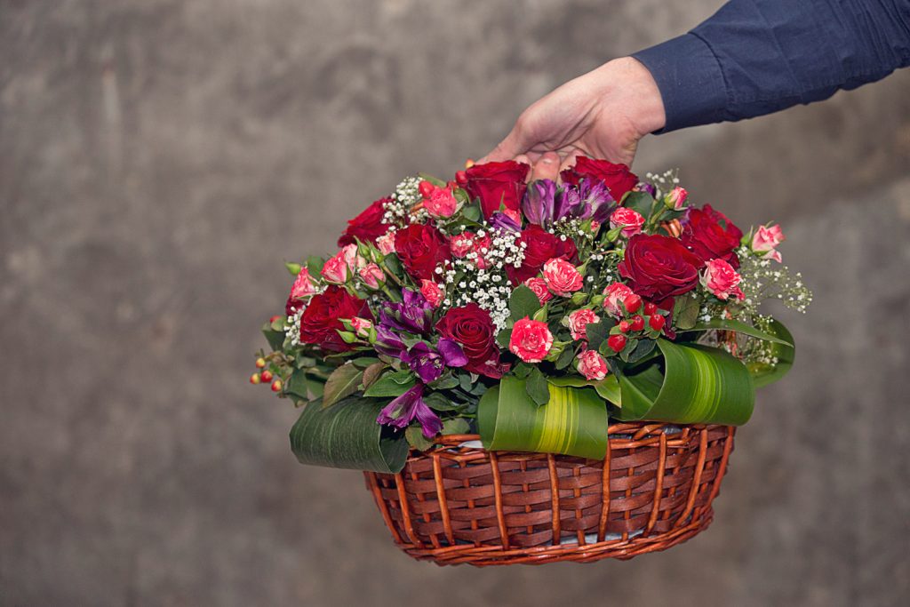 presentes até R $50 reais: cesta de flores
